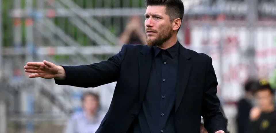 Entrenador dirigiendo a su equipo desde la banda