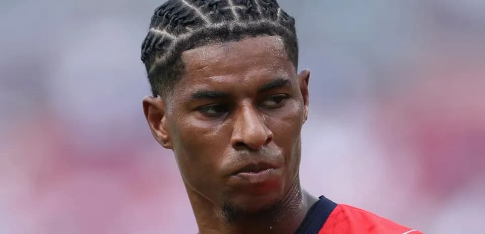 Jugador con trenzas durante un partido de fútbol