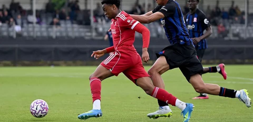 Jugador de Liverpool siendo perseguido por oponente