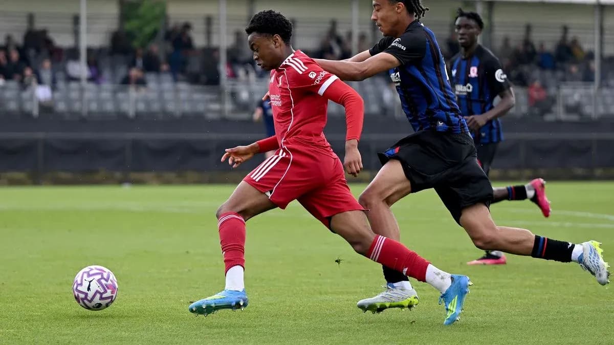 Jugador de Liverpool siendo perseguido por oponente