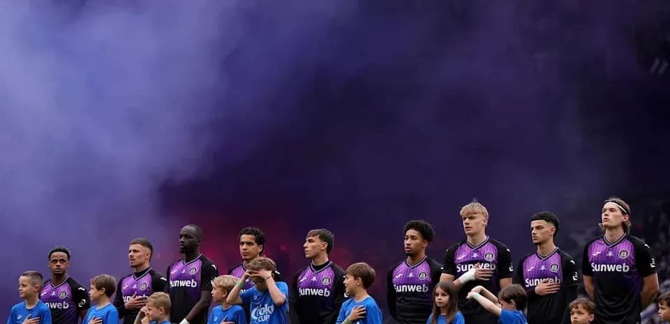 Jugadores y niños alineados antes del partido