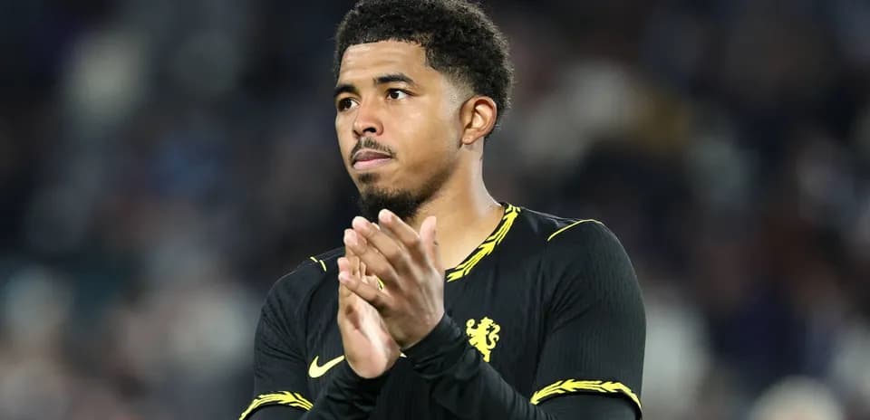 Jugador aplaudiendo después del partido en el estadio