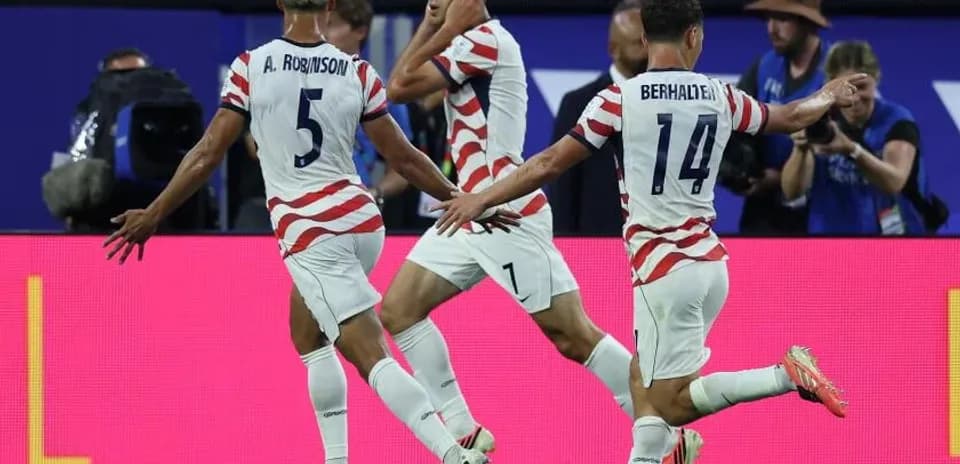 Jugadores de Estados Unidos celebrando un gol en el partido
