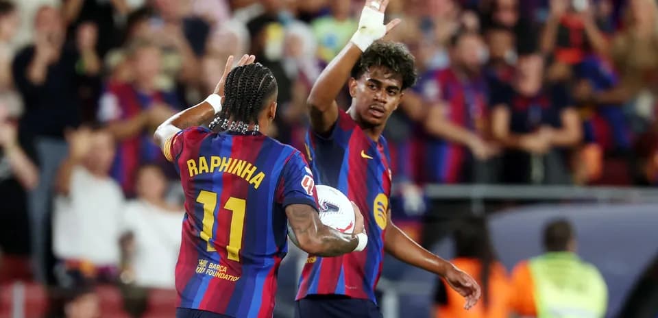 Jugadores del FC Barcelona celebrando un gol juntos