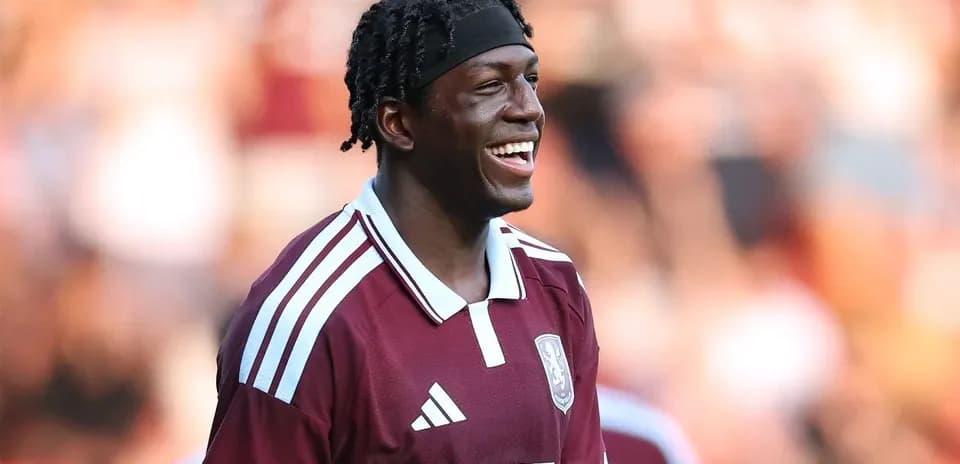 Jugador sonriendo durante un partido de fútbol