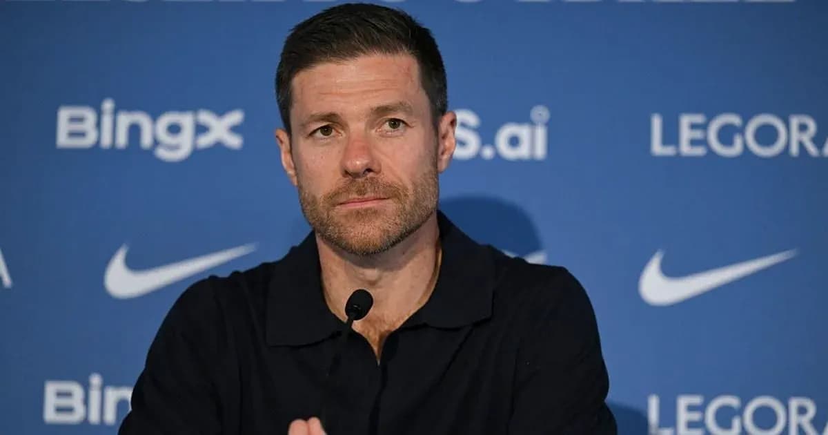 Entrenador en rueda de prensa con micrófono