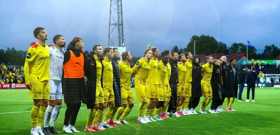 Jugadores de Bodo/Glimt alineados en el campo