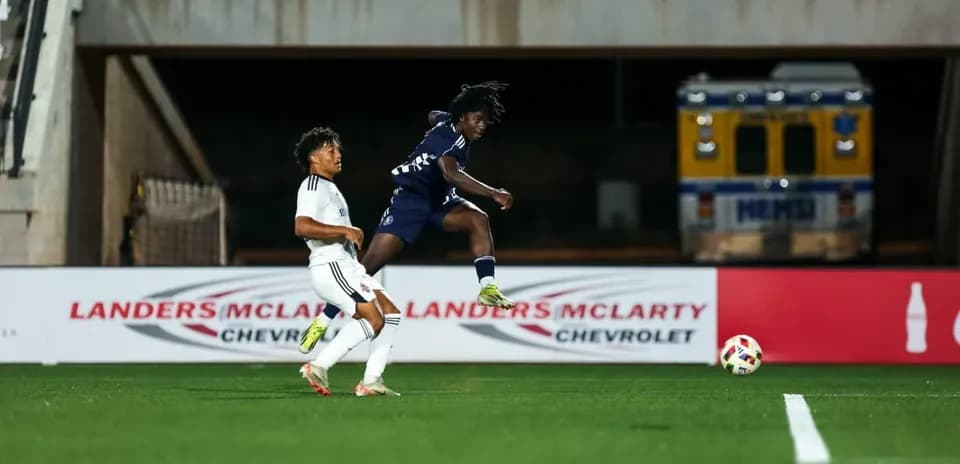 Jugador salta para evitar a oponente en partido