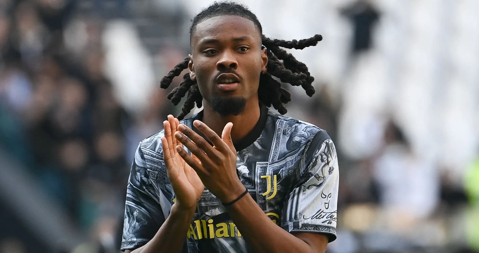 Jugador de la Juventus aplaudiendo a la afición