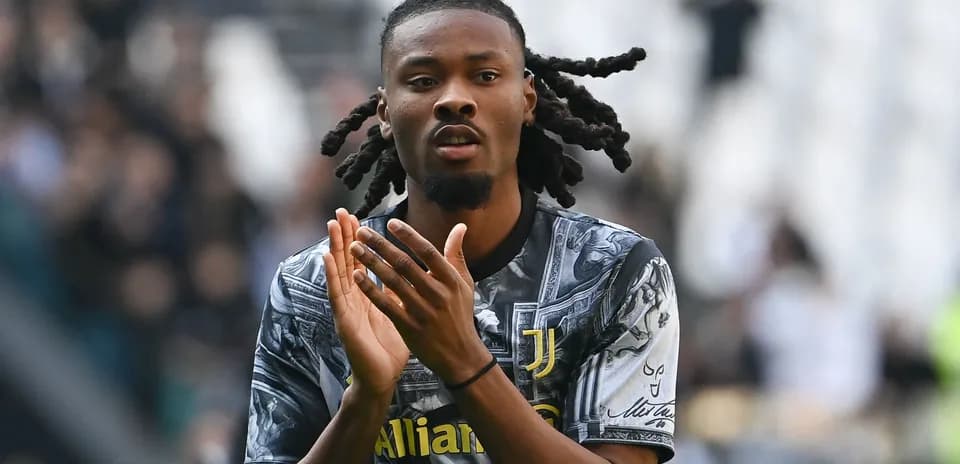 Jugador de la Juventus aplaudiendo a la afición