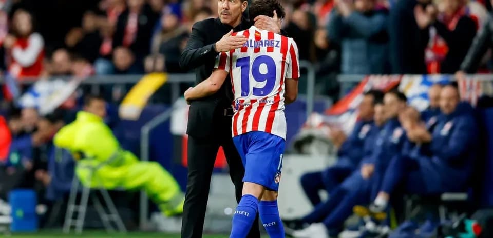 Entrenador abrazando a jugador tras cambio en partido