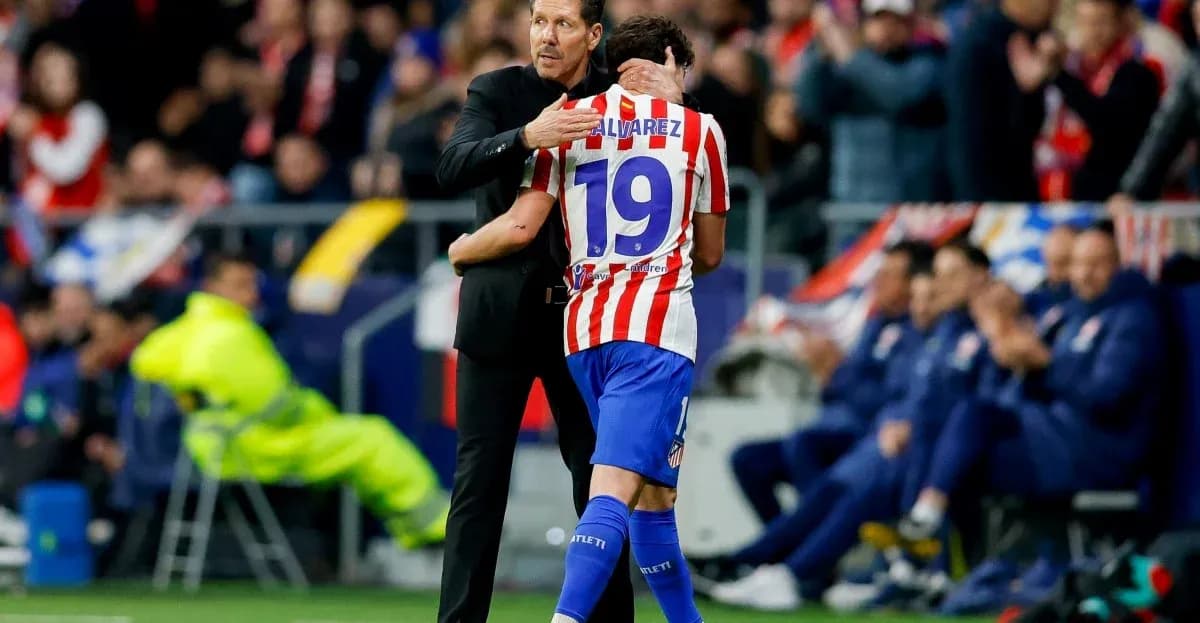 Entrenador abrazando a jugador tras cambio en partido