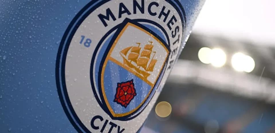 Logotipo de Manchester City en un soporte de estadio