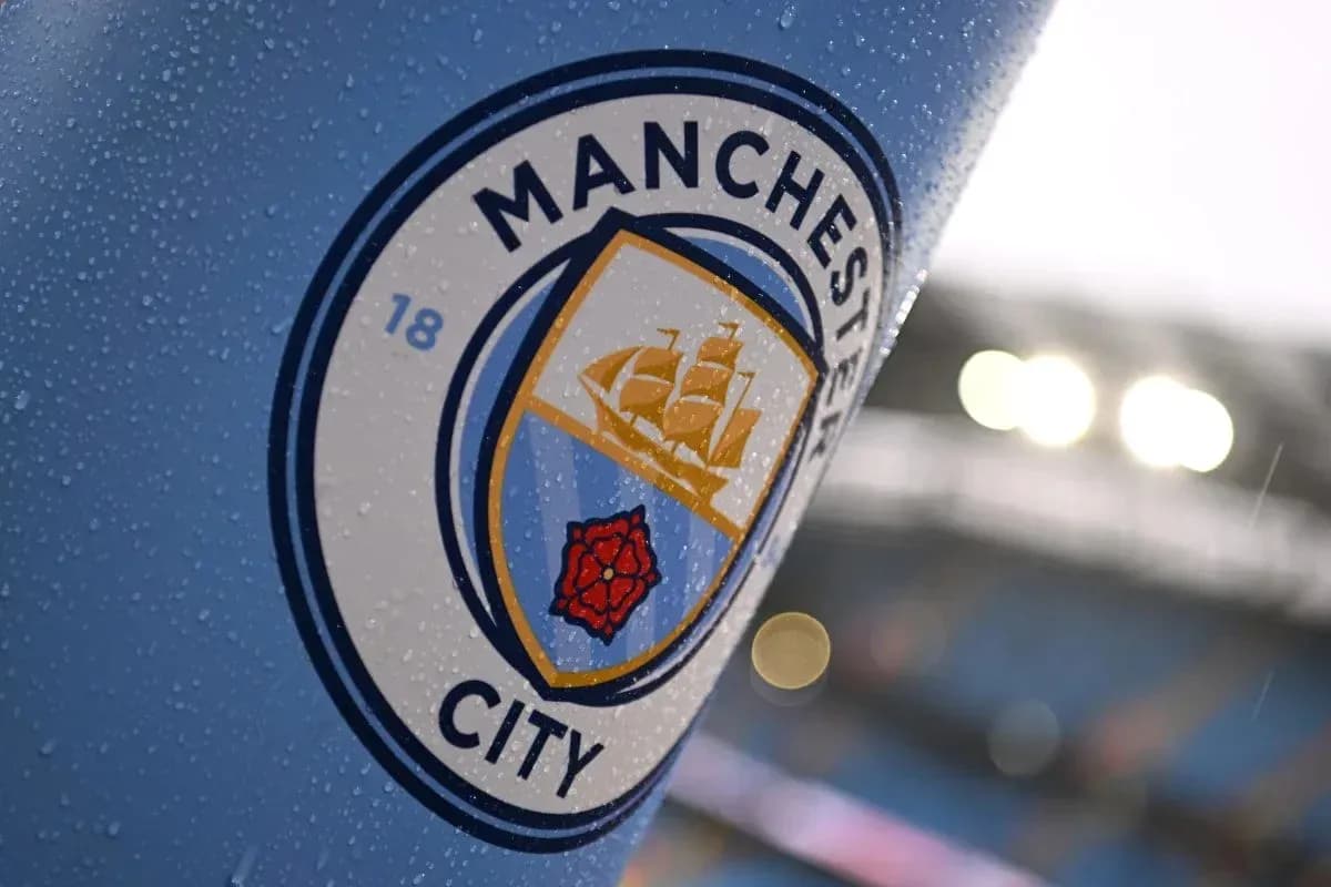Logotipo de Manchester City en un soporte de estadio