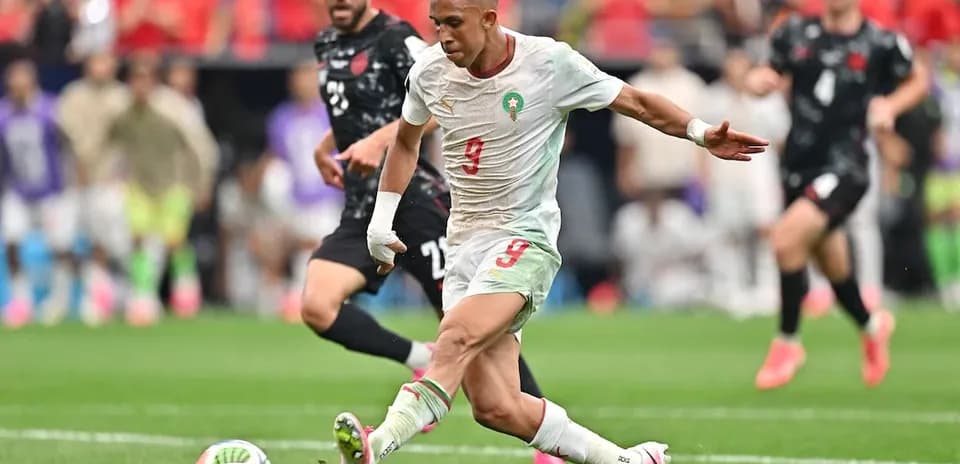 Jugador de Marruecos disparando durante el partido