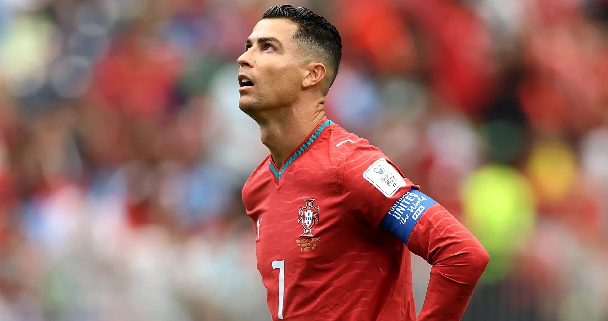 Jugador de Portugal mirando hacia arriba en el partido