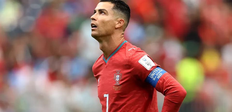 Jugador de Portugal mirando hacia arriba en el partido