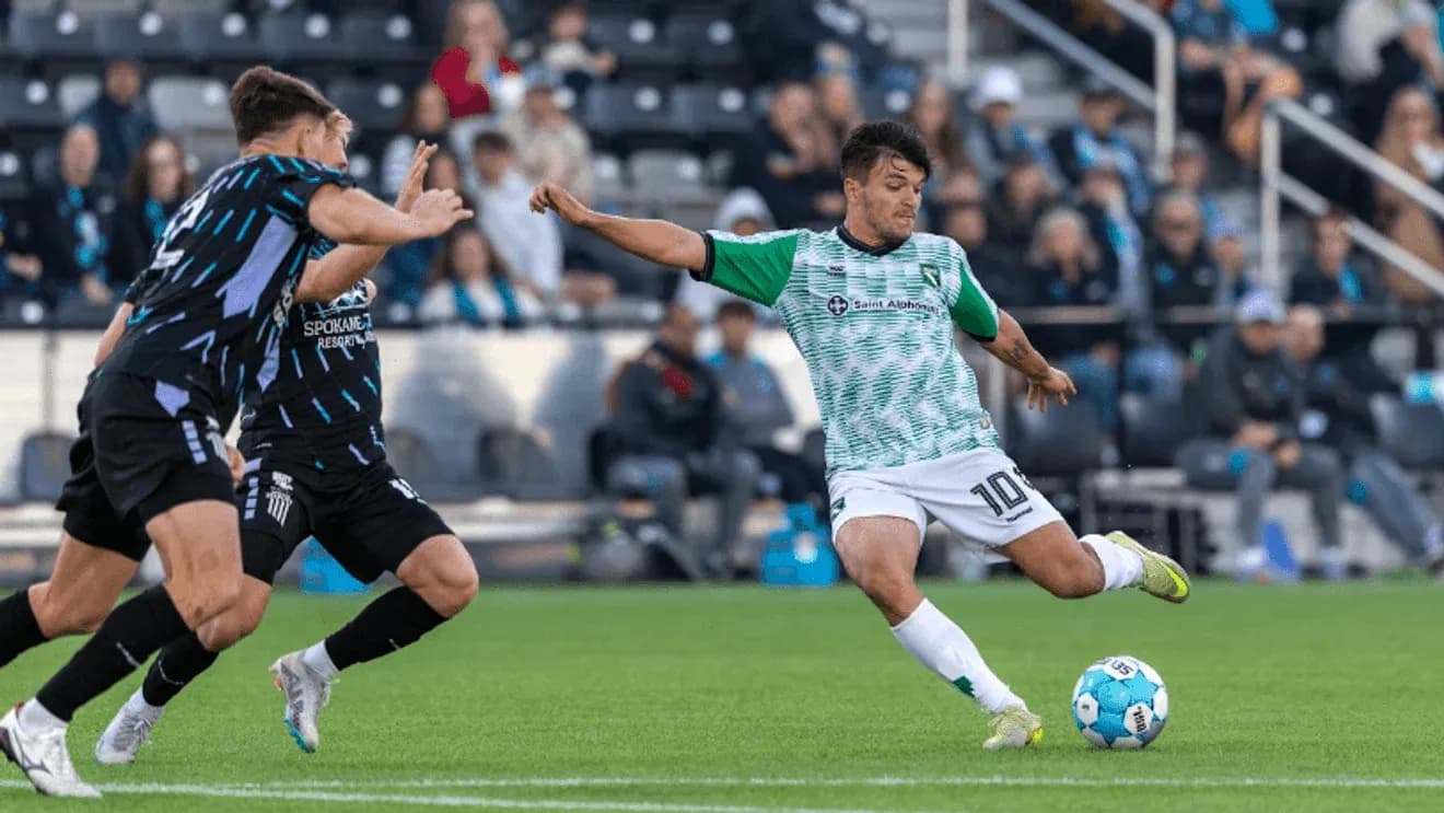 Jugador de Spokane Velocity driblando en el partido