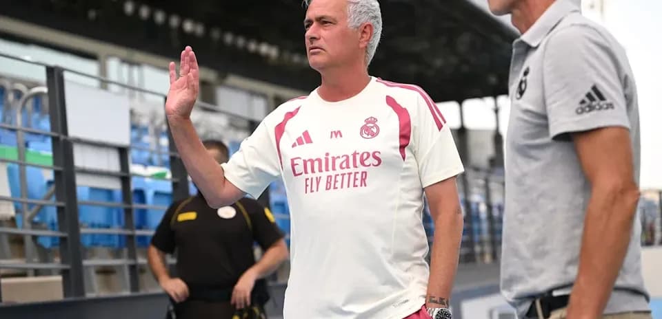 Entrenador de Real Madrid saludando durante entrenamiento