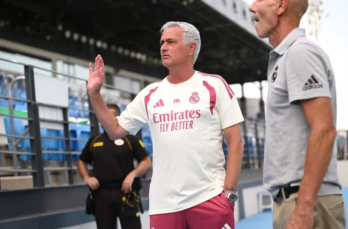 Entrenador de Real Madrid saludando durante entrenamiento