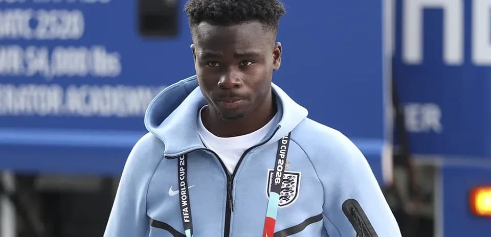 Jugador caminando con uniforme de entrenamiento de Inglaterra