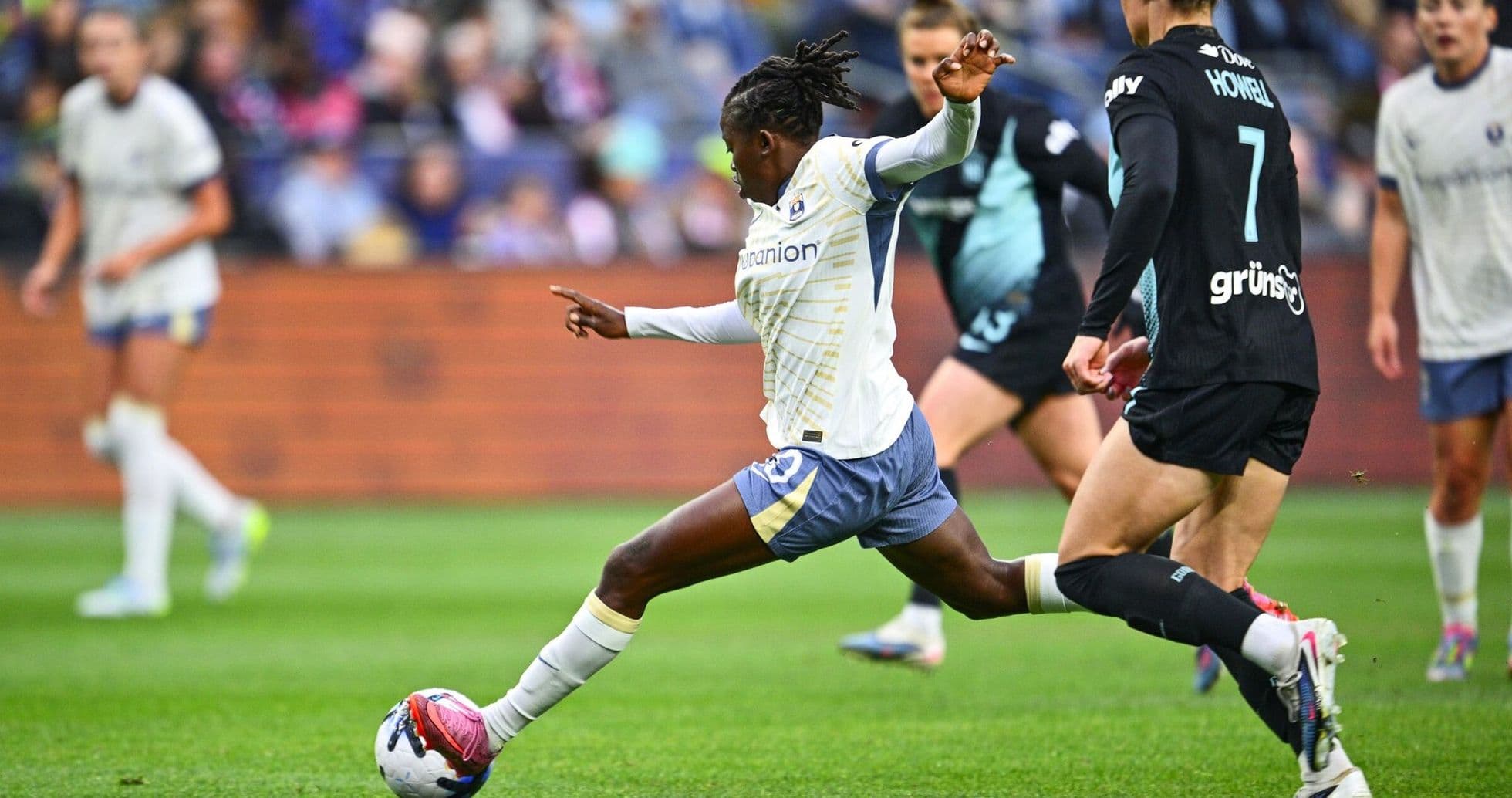 Jugadora del Seattle Reign FC persigue el balón