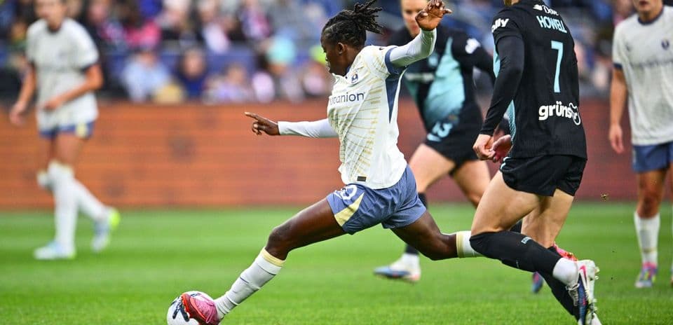 Jugadora del Seattle Reign FC persigue el balón