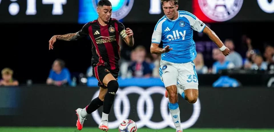 Jugadores de Atlanta United y Charlotte compiten por el balón
