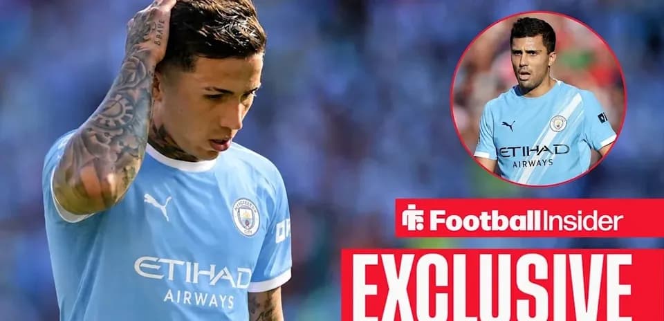 Jugador de Manchester City con gesto pensativo en el campo