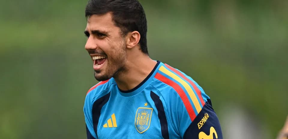 Jugador de España entrenando y gritando en el campo