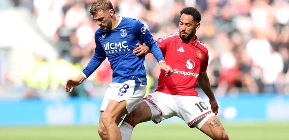 Jugador de Everton y Manchester United en acción