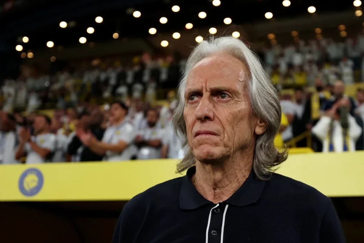Entrenador observando el partido desde la banca