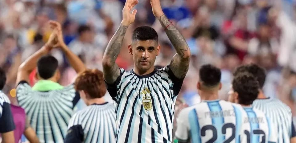 Jugador aplaudiendo a la afición tras el partido