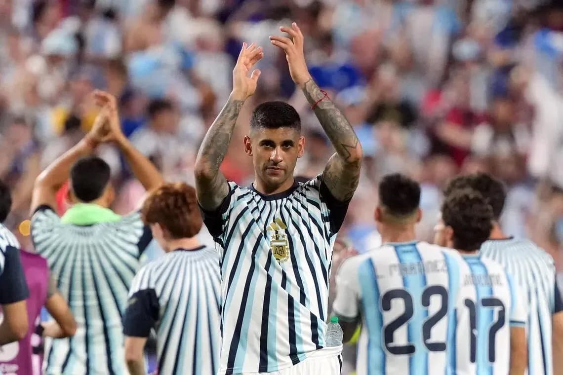 Jugador aplaudiendo a la afición tras el partido
