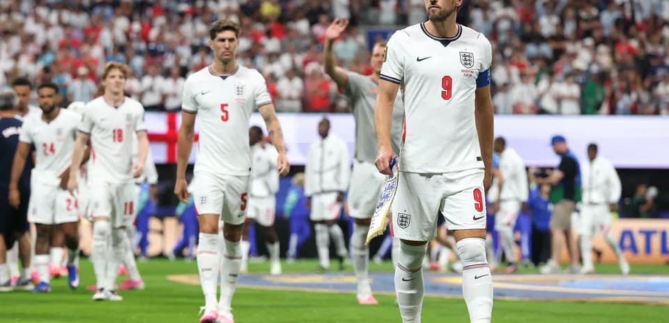 Jugadores de Inglaterra saliendo del campo