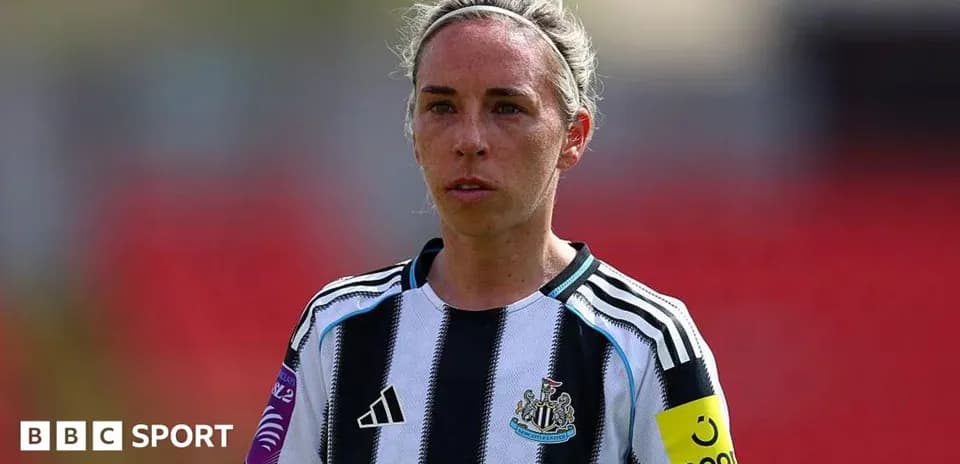 Jugadora de Newcastle en uniforme durante el partido