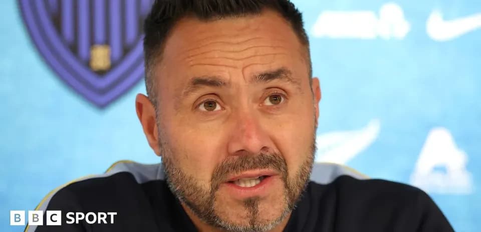 Entrenador hablando en conferencia de prensa