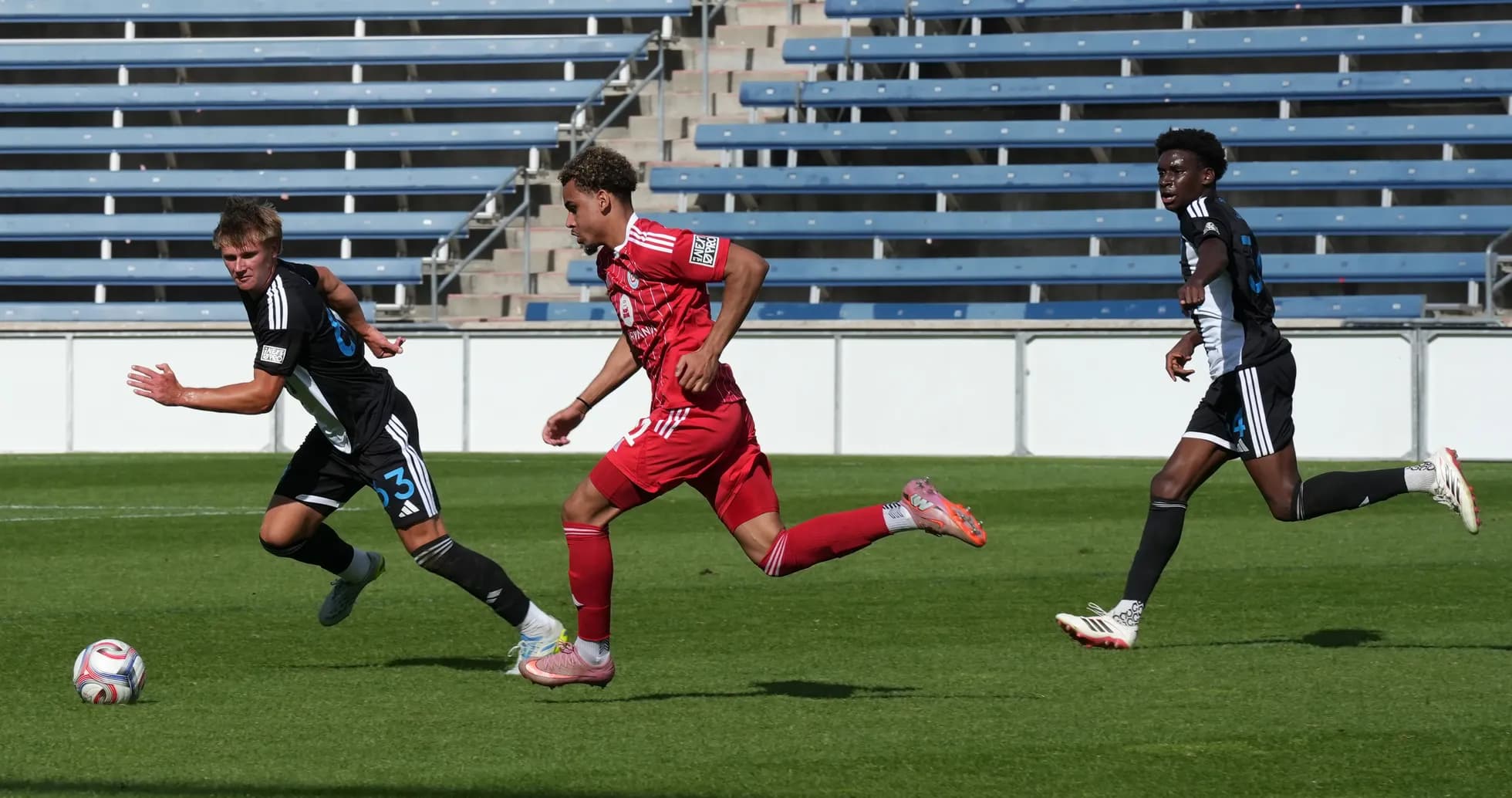 Jugadores corriendo durante el partido de fútbol