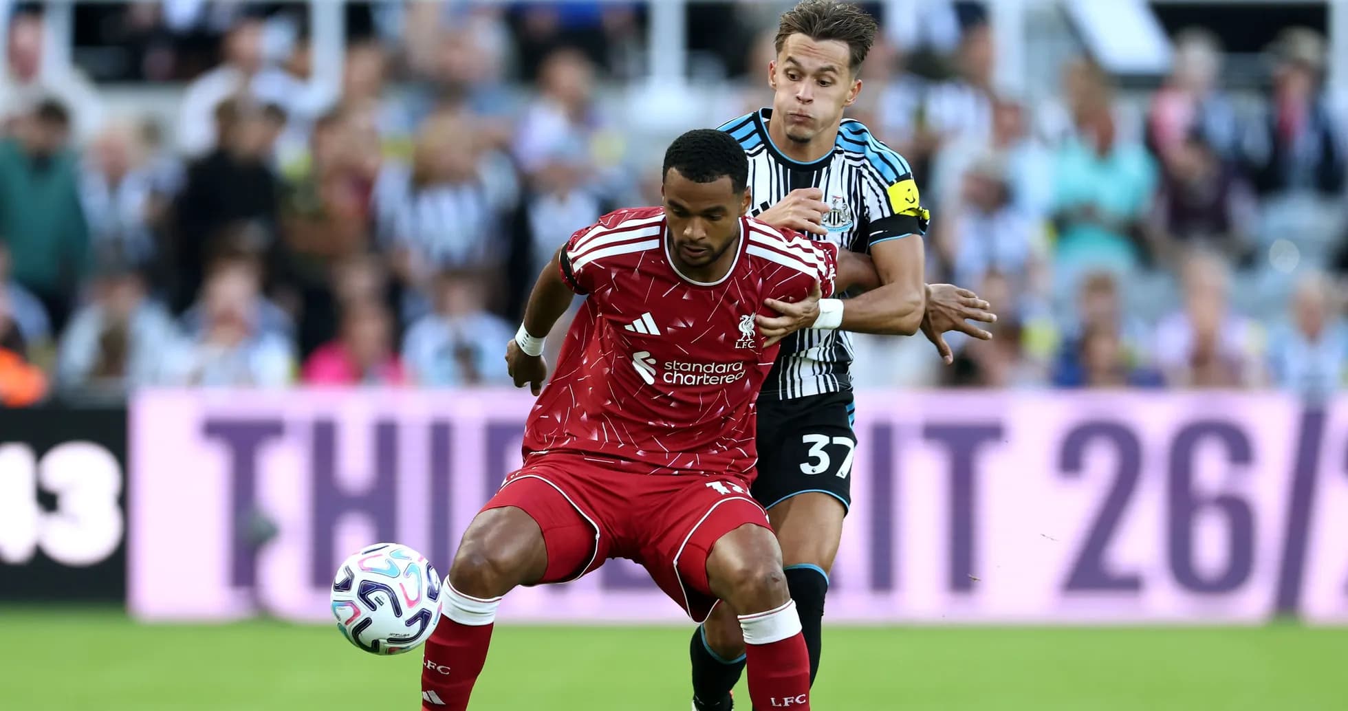 Jugador de Liverpool siendo marcado por jugador de Newcastle