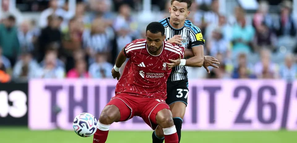 Jugador de Liverpool siendo marcado por jugador de Newcastle