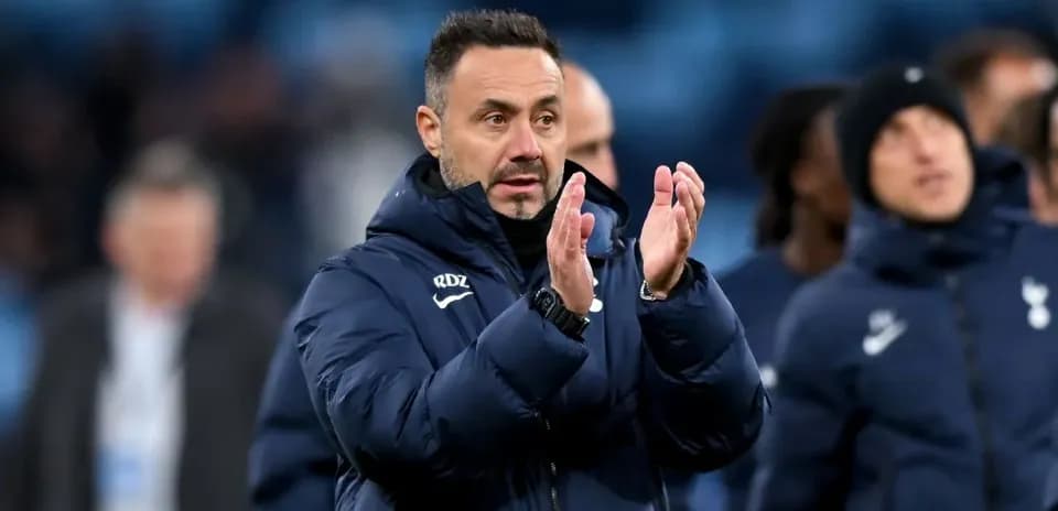 Entrenador aplaudiendo tras el partido con el equipo