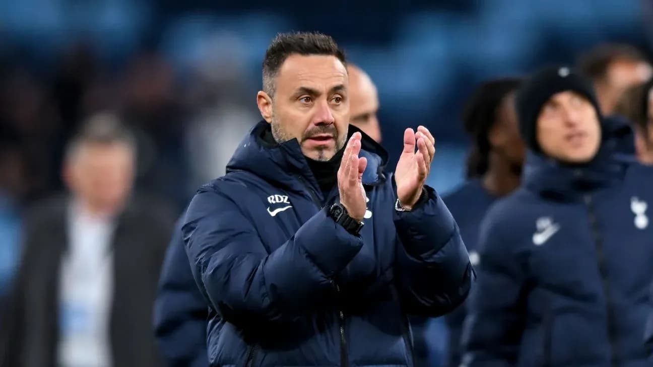 Entrenador aplaudiendo tras el partido con el equipo