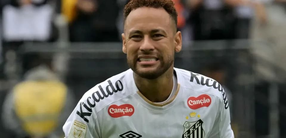 Neymar celebrando un gol con camiseta de Santos