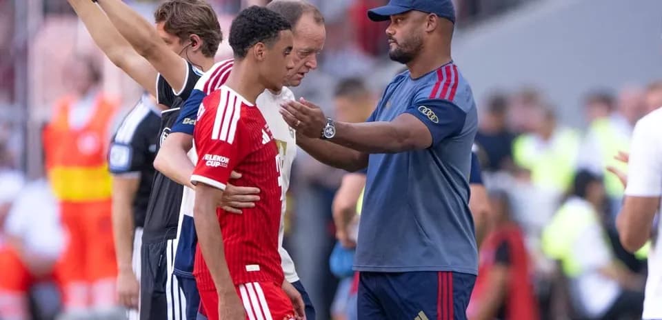 Entrenador hablando con jugador sustituido durante partido