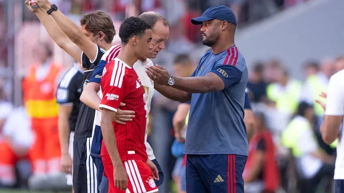 Entrenador hablando con jugador sustituido durante partido