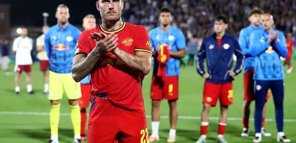 Jugador aplaudiendo con equipo en el fondo