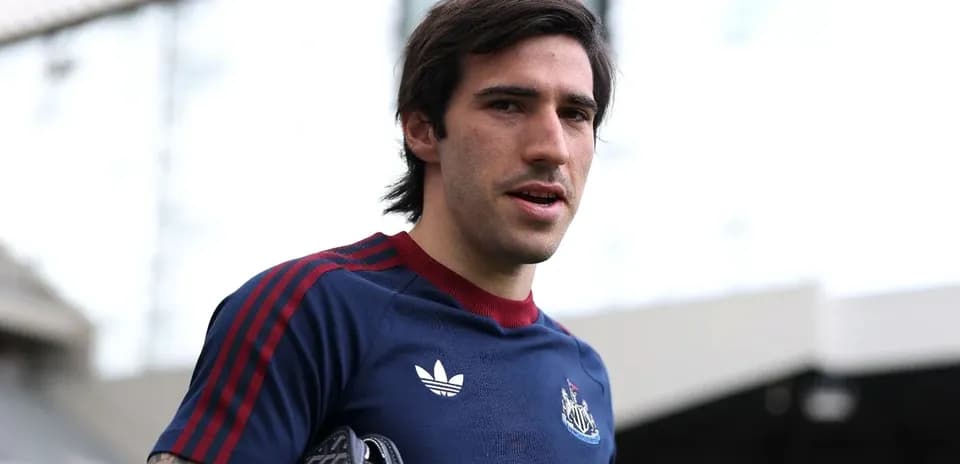 Jugador con camiseta de Newcastle en el estadio
