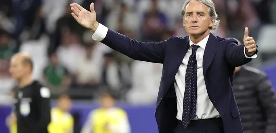 Entrenador gesticulando durante un partido de fútbol
