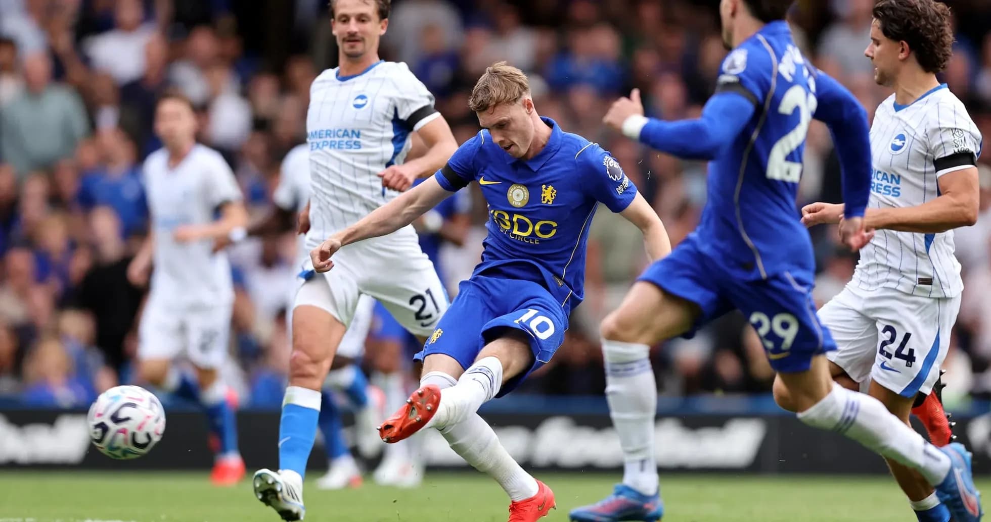 Jugador de Chelsea disparando a puerta contra Brighton