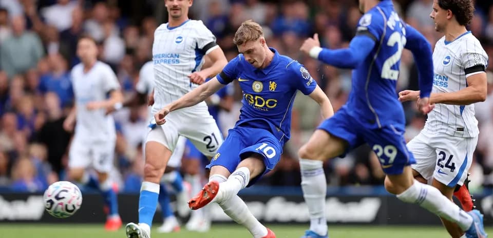 Jugador de Chelsea disparando a puerta contra Brighton